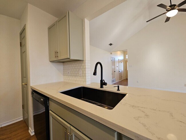 Foto del edificio - NEW IN MANAGEMENT - AVAILABLE NOW!