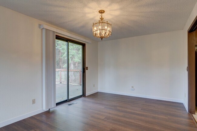 Foto del edificio - Large Private Rural Home Just West of Downtown Oak Harbor on 5 acres