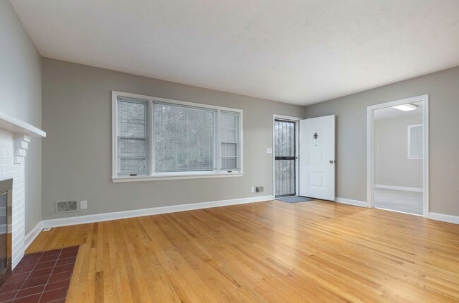 Photo - 1411 Herr Ln House