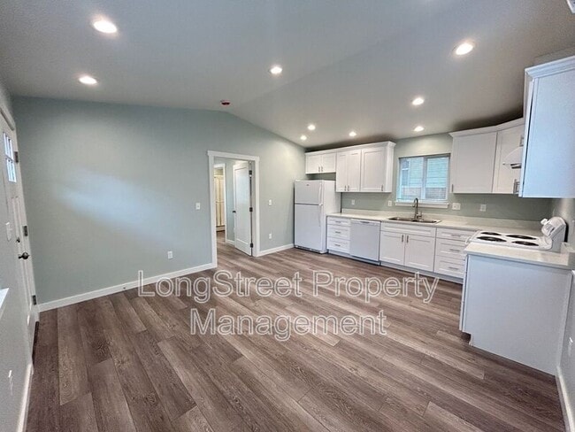 Foto del edificio - 1052 SW Western Blvd