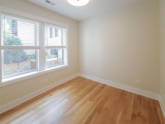 Building Photo - 2017 W Ainslie St