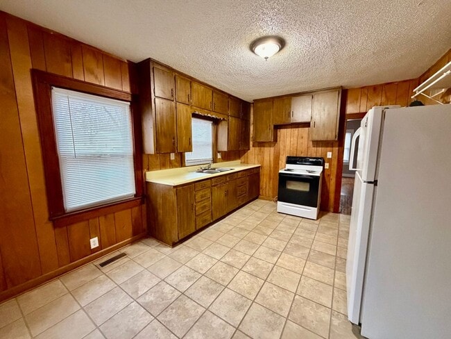 Building Photo - 809 NE Maple Dr