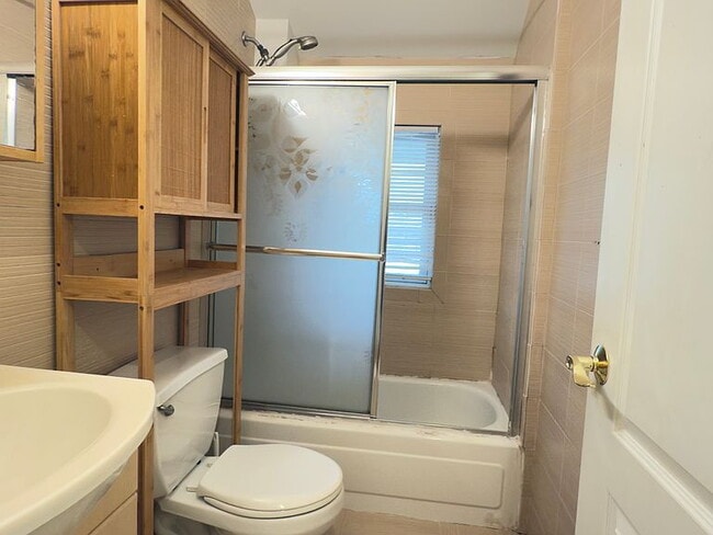 Building Photo - "Charming 2-Bedroom Retreat in Douglaston – Cozy Comfort with 710 Sq Ft of Living Space!"