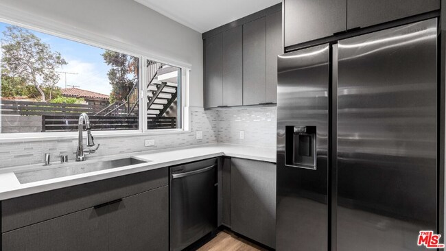 Foto del edificio - 2021 N Beachwood Dr