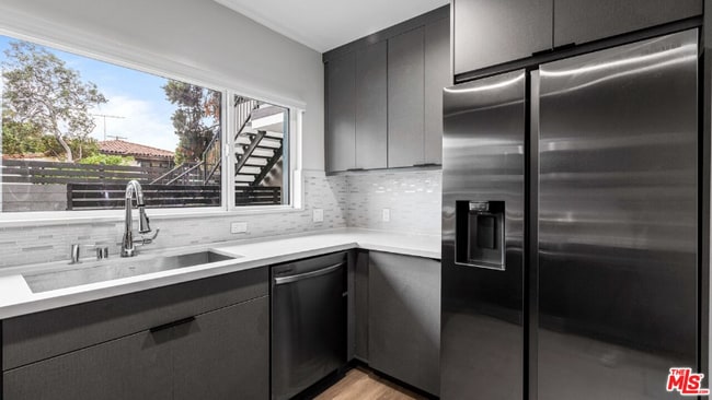 Building Photo - 2021 N Beachwood Dr