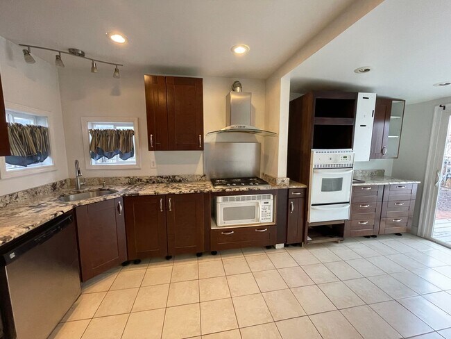 Building Photo - Bright, Spacious Single Family in Central Lowell, 4/5 Bedrooms, Off-street parking