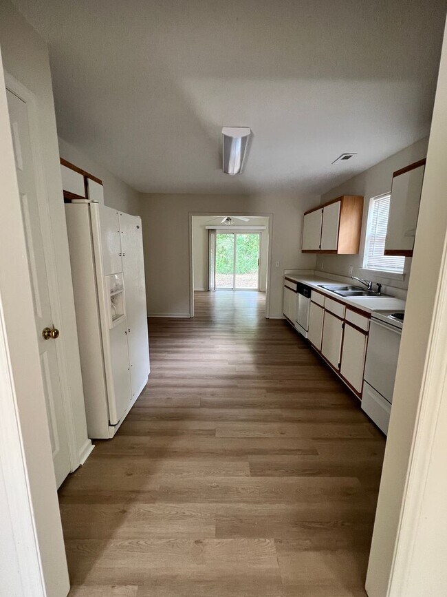 Foto del edificio - 3 Bedroom 2 Bath House on Peachtree Avenue...