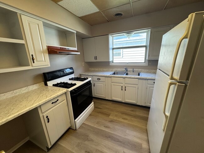 Building Photo - 1218 E Broadway