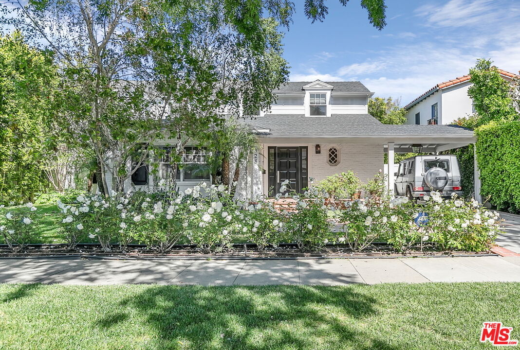 Foto principal - 328 S El Camino Dr