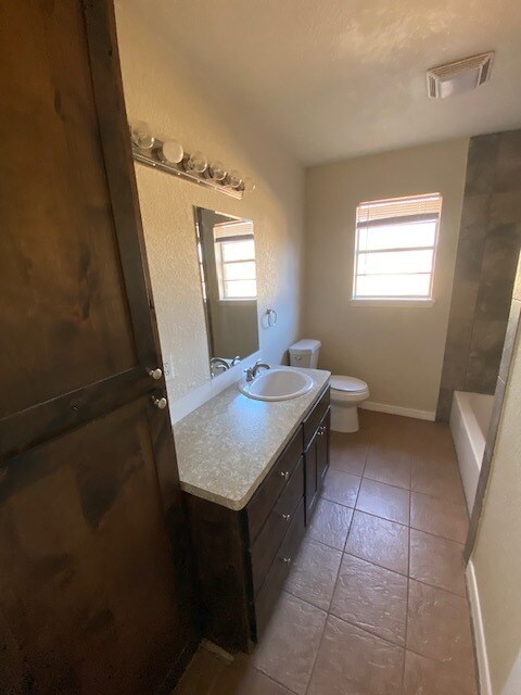 Full bath - 718 Fifth St
