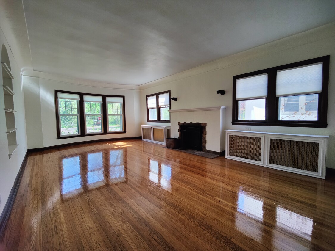Primary Photo - 205 W Minnehaha Pky