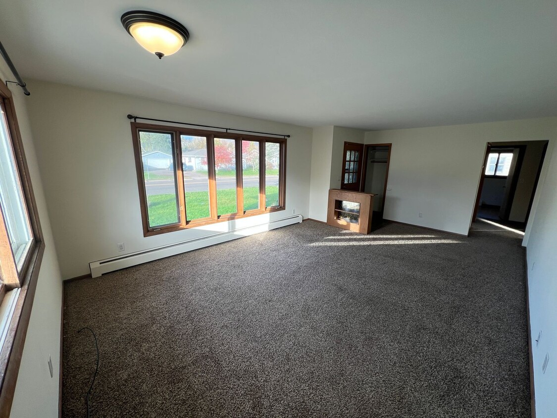 Primary Photo - AVAILABLE JUNE 2025! HUGE 5 Bedroom, 2 Bat...