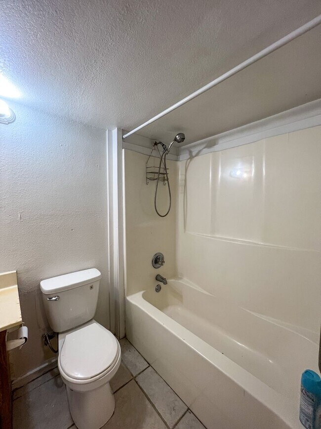 Building Photo - Charming Cottage on Beach Drive, Fort Walt...