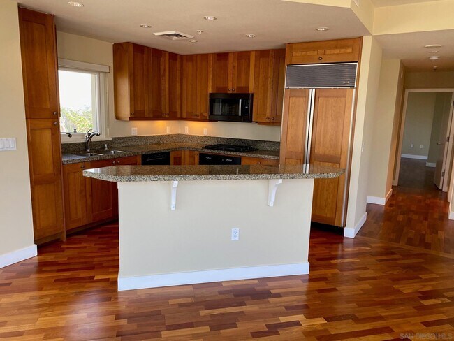 Foto del edificio - 700 W Harbor Dr