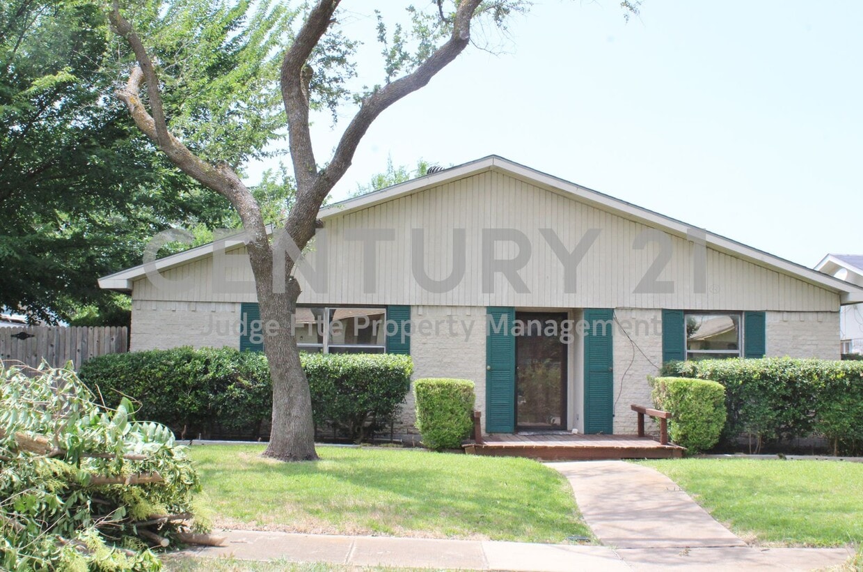 Primary Photo - Nice 3/2 Nestled on Shaded Lot in Carrollt...