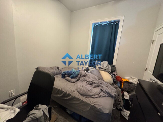 Building Photo - 998 Tremont St