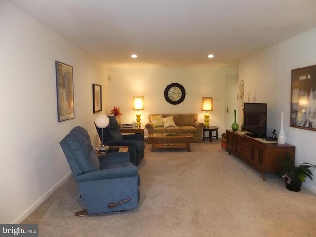 Building Photo - 1640 Oakwood Dr