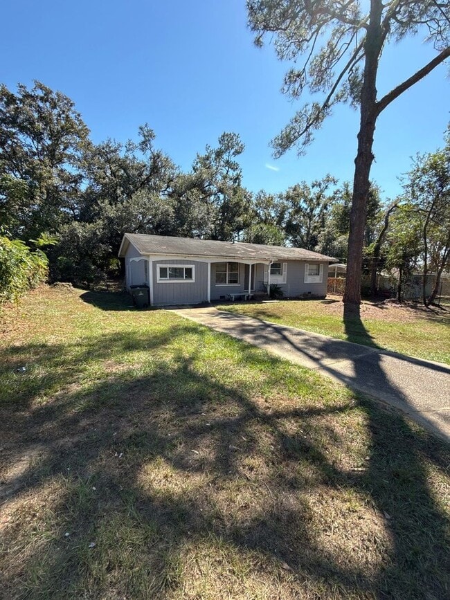 Building Photo - 4/2 House on Atkamire Drive, large yard! A...