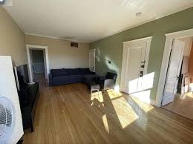 Foto del edificio - No Brokers Fee, Heat, Hot Water Included, ...
