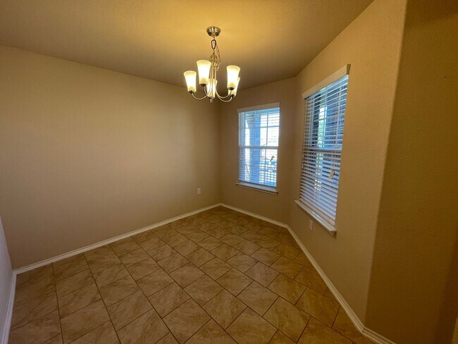 Foto del edificio - Beautiful 4 bedroom, 2 bathroom in a beaut...