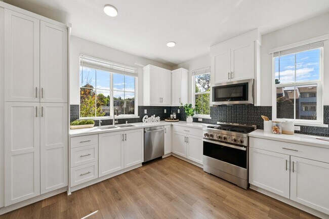 Foto del edificio - Modern 2021 Townhome | 3BD | EV Charger | Near Google & Downtown Mountain View