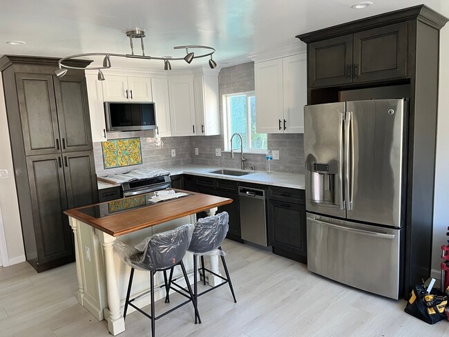 Modern Fully equipped Kitchen - 3231 Magnolia Ave