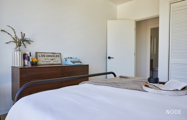 Building Photo - Private 1 Bed/1 Bath in 3 bedroom co-livin...