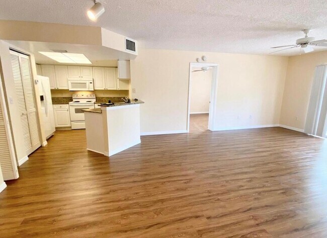 Building Photo - 800 Crestwood Blvd S