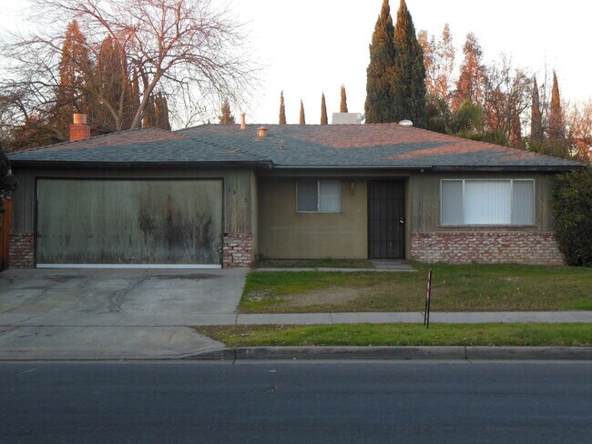 Building Photo - Centrally Located 3 Bedroom / 2 Bath House...