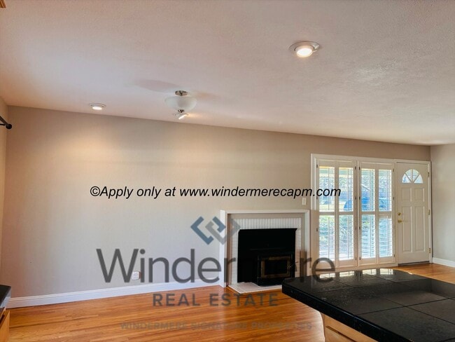Building Photo - Charming 2 bedroom with HUGE yard in beaut...