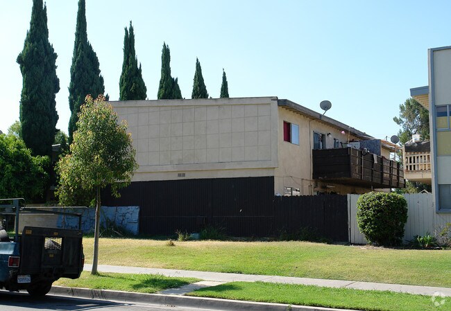 Building Photo - 1810-1838 E Wilson Ave
