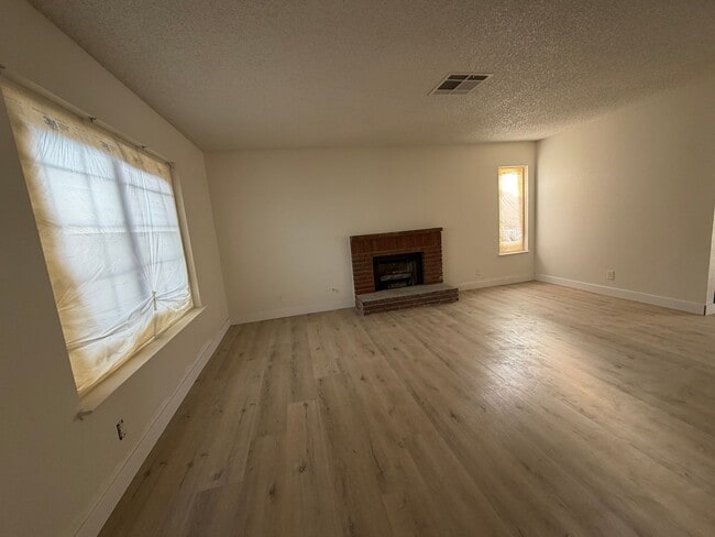 Foto del edificio - 4-BEDROOM HOUSE. REMODELED KITCHEN-NO HOA!