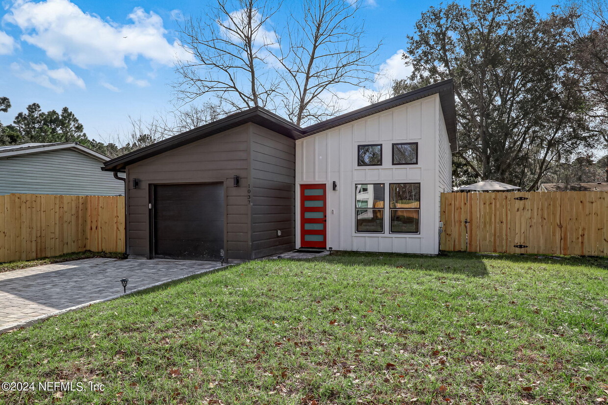 Primary Photo - 1037 Collier Blvd