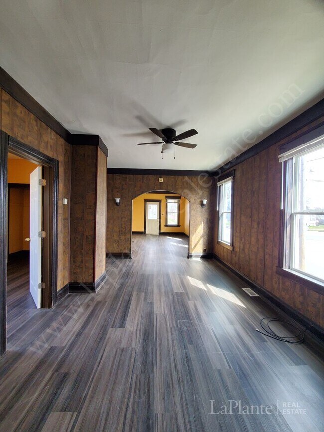 Building Photo - Welcome to this charming 3-bedroom, 1-bath...