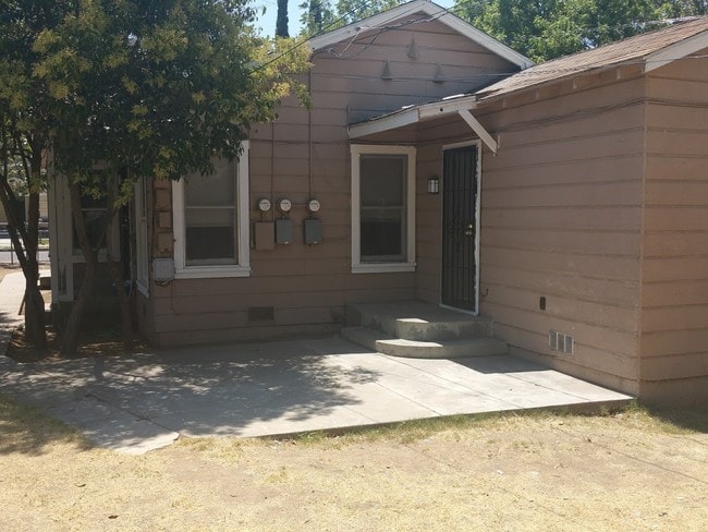 Vista posterior - 2417 E Lewis Ave