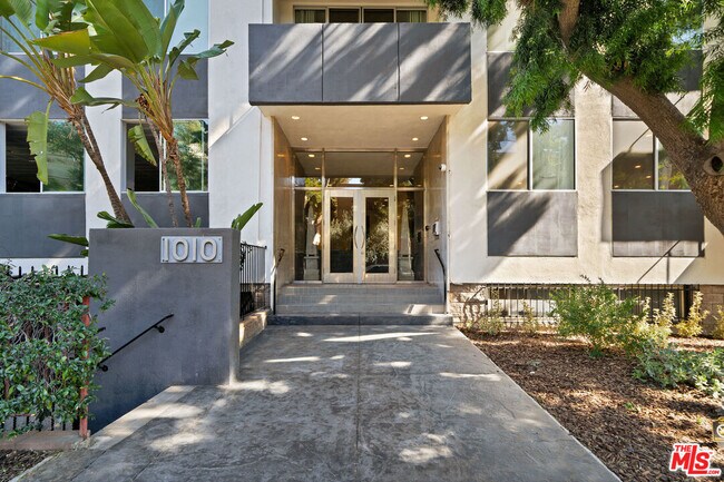 Entrada - 1010 N Kings Rd