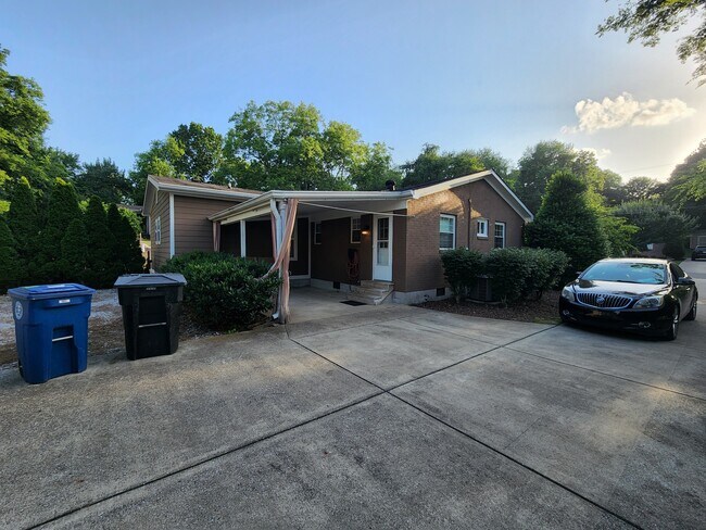 Building Photo - 1115 Parkview Dr