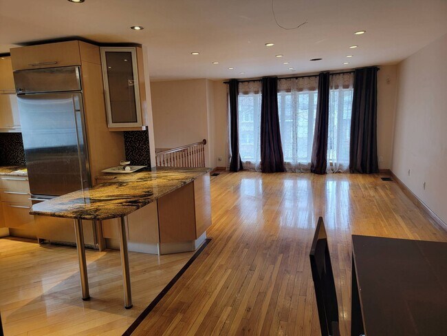 Foto del edificio - 2200 E 57th Pl