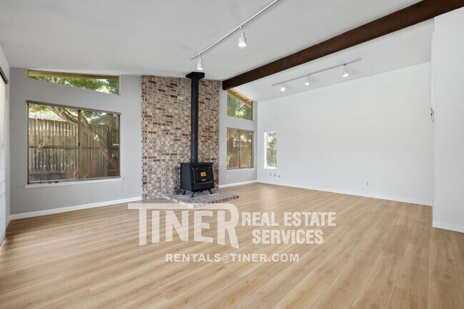 Foto del edificio - Gorgeous 3 Bed/2 Bath With POOL In Carmichael