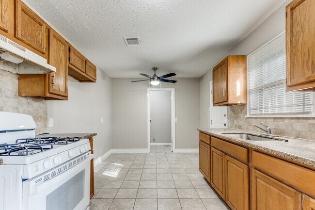 Foto del edificio - 9310 Forest View St