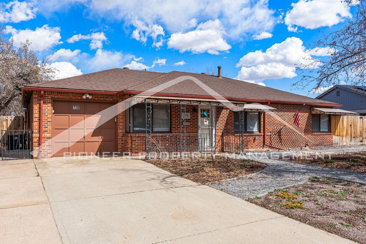 Foto principal - Charming Home with Washer/Dryer and Fenced...