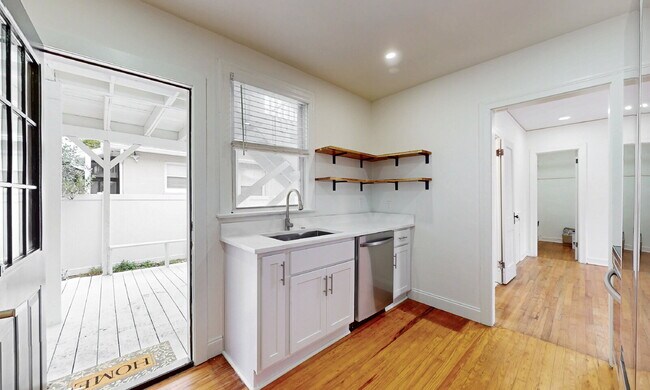 Foto del edificio - Pristine Neptune Beach Remodel: 2 Blocks to the Sand and Walkable to Everything!