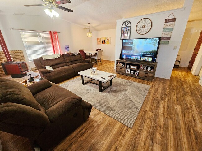 Foto del edificio - 3 Bedroom/2 Bath Home with a 2-Car Garage