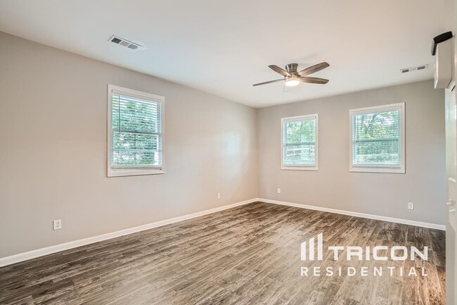 Building Photo - 3581 S Sherwood Rd SE