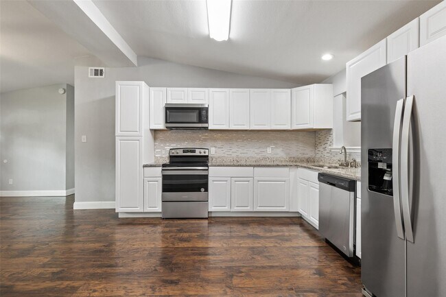 Kitchen - 626 Seneca Dr