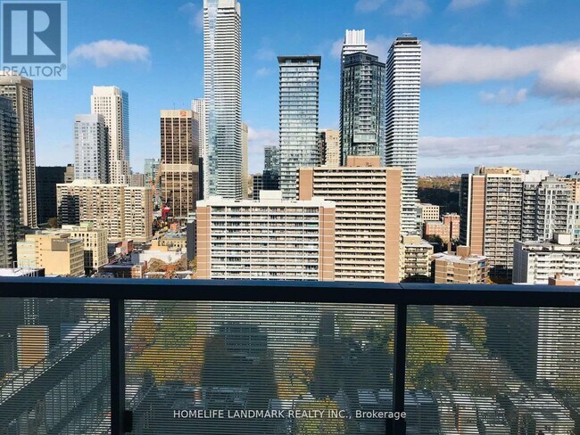 Photo du bâtiment - 28 Wellesley St E