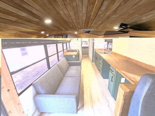 Amplio espacio en la encimera con asientos para dos personas en el mostrador incorporado. - 2450 44th St S