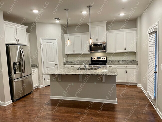 Building Photo - 3 bed & 2.5 bath home
