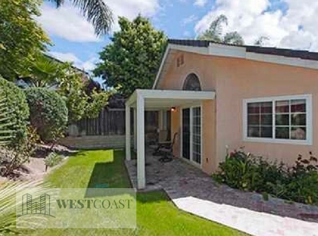 Building Photo - Gorgeous 2-bed/2-bath desirable part of La...