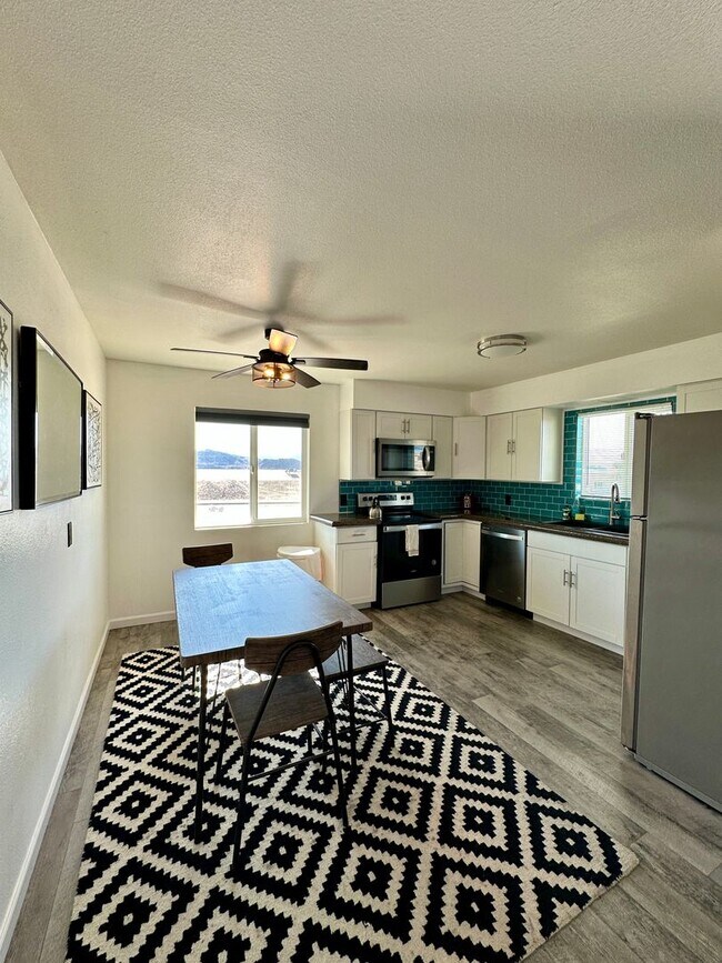 Building Photo - updated - unfurnished - 3 bed 2 bath - Duplex with a single car garage